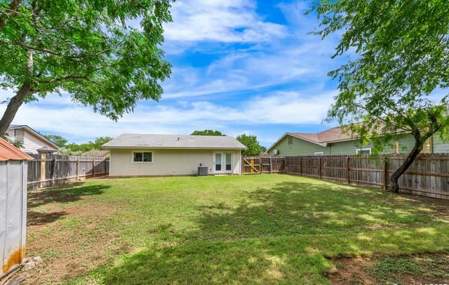 3-bedroom rental at 9726 Hidden Swan in San Antonio, TX — photo 4