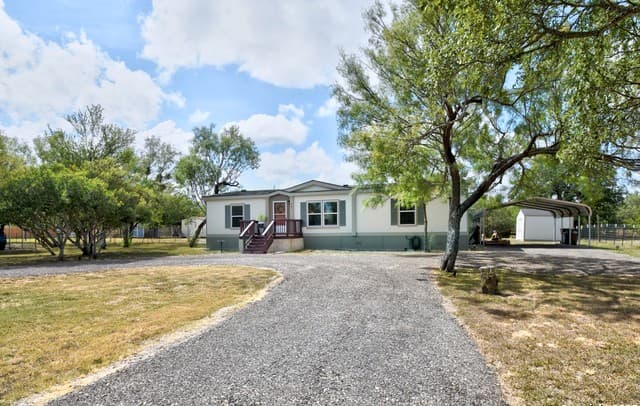 3-bedroom rental at 605 County Road 3821 in San Antonio, TX — photo 2