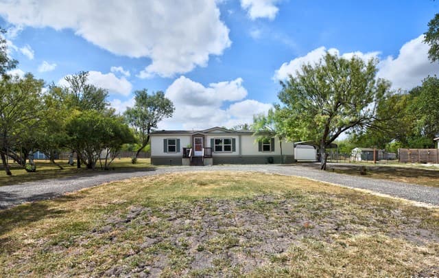 3-bedroom rental at 605 County Road 3821 in San Antonio, TX — photo 3