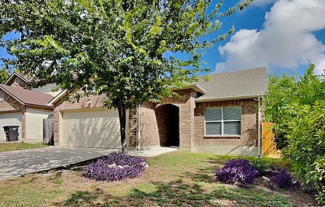 3-bedroom rental at 9603 Silver Crown in San Antonio, TX — photo 1