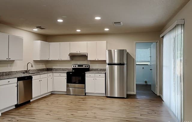 3-bedroom rental at 9603 Silver Crown in San Antonio, TX — photo 4