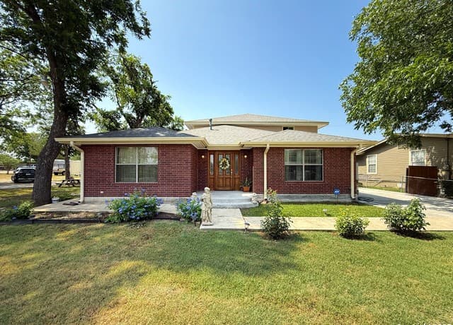 4-bedroom rental at 710 W Baetz Blvd. in San Antonio, TX — photo 1