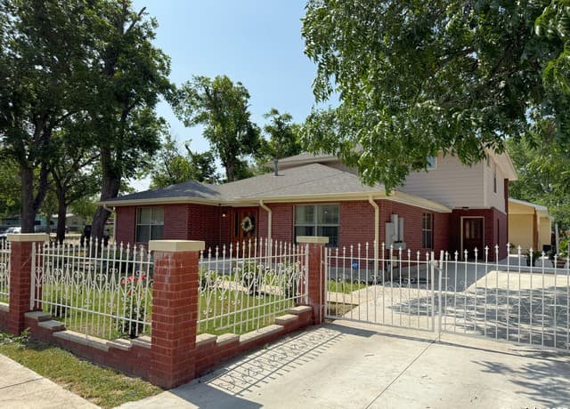 4-bedroom rental at 710 W Baetz Blvd. in San Antonio, TX — photo 2