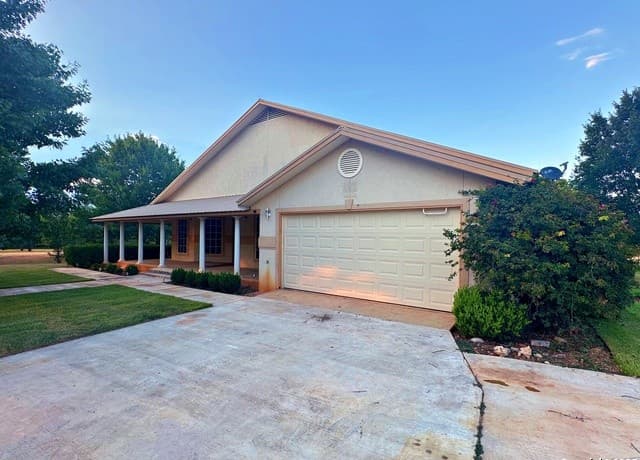 4-bedroom rental at 508 Lagunillas in Charlotte, TX — photo 4