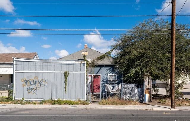 3-bedroom rental at 1225 Leal in San Antonio, TX — photo 2