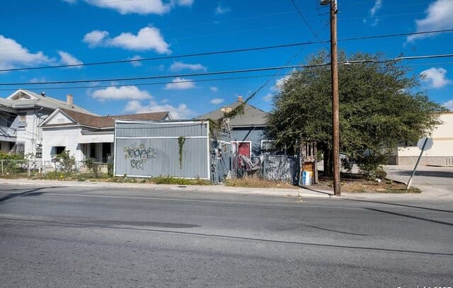 3-bedroom rental at 1225 Leal in San Antonio, TX — photo 3