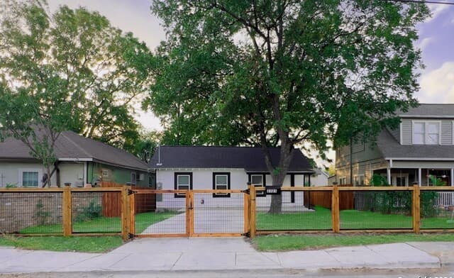 2-bedroom rental at 2323 N Elmendorf St in San Antonio, TX — photo 2