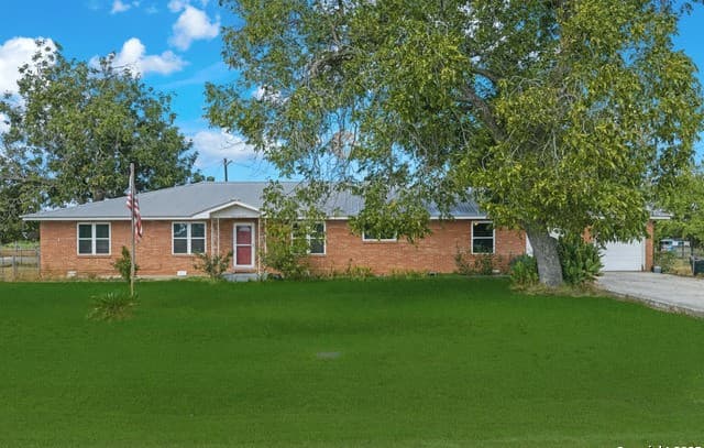 3-bedroom rental at 1979 County Road 651 in Devine, TX — photo 2