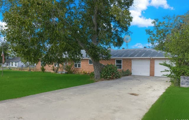 3-bedroom rental at 1979 County Road 651 in Devine, TX — photo 3