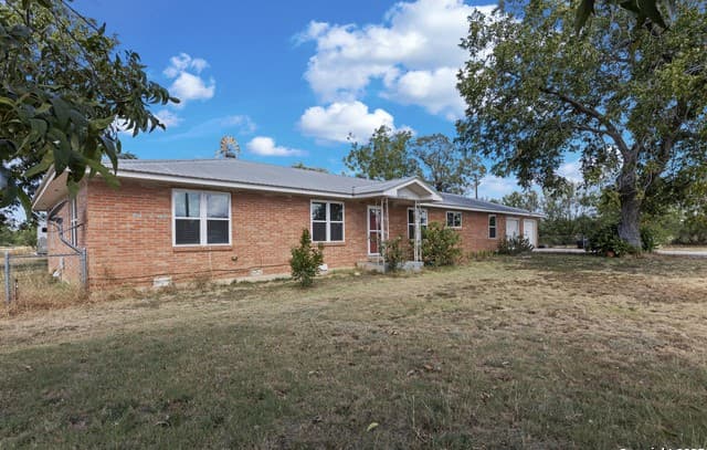 3-bedroom rental at 1979 County Road 651 in Devine, TX — photo 4