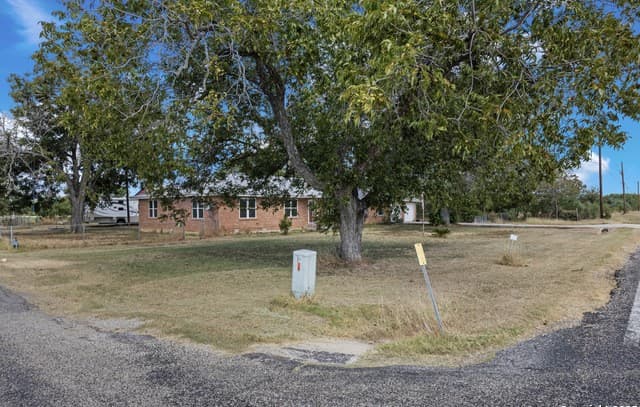 3-bedroom rental at 1979 County Road 651 in Devine, TX — photo 5
