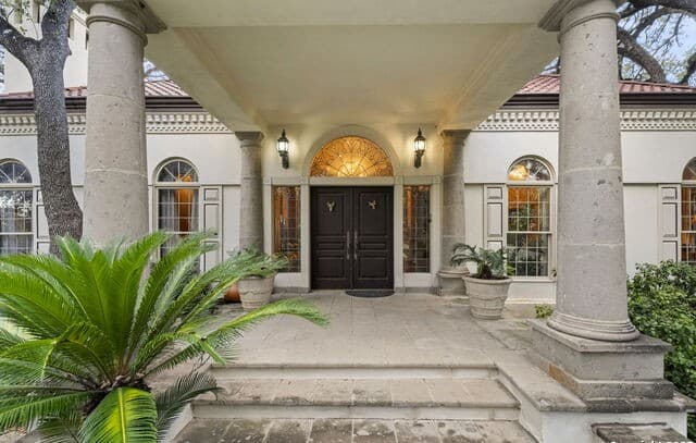 6-bedroom rental at 9003 Village Dr in San Antonio, TX — photo 3