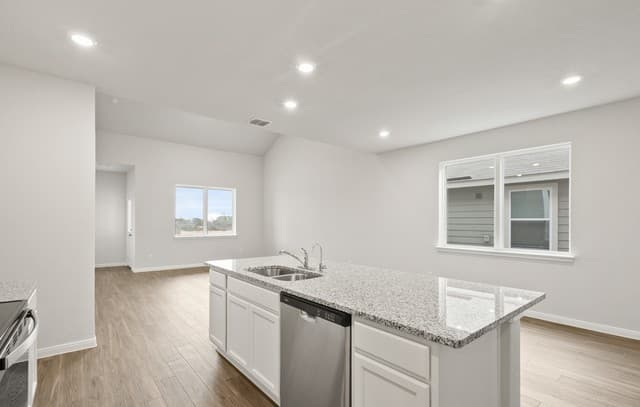 4-bedroom rental at 13631 Helton Pass in St Hedwig, TX — photo 5