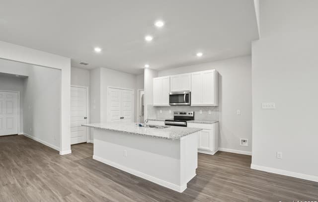 4-bedroom rental at 13636 Helton Pass in St Hedwig, TX — photo 2