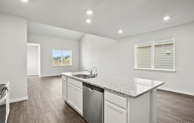 4-bedroom rental at 13636 Helton Pass in St Hedwig, TX — photo 5