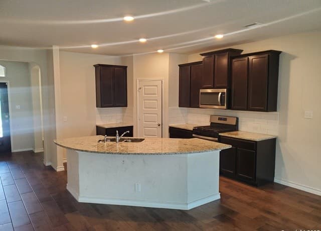 5-bedroom rental at 567 Lilac in Cibolo, TX — photo 4