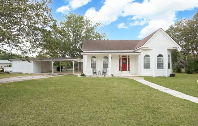 3-bedroom rental at 1503 S 2nd Street in Floresville, TX — photo 1
