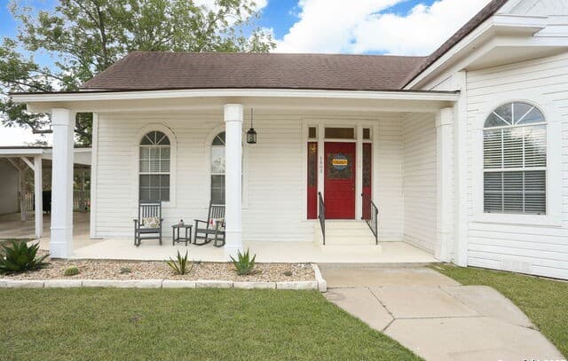 3-bedroom rental at 1503 S 2nd Street in Floresville, TX — photo 2