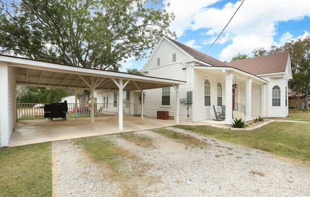 3-bedroom rental at 1503 S 2nd Street in Floresville, TX — photo 3