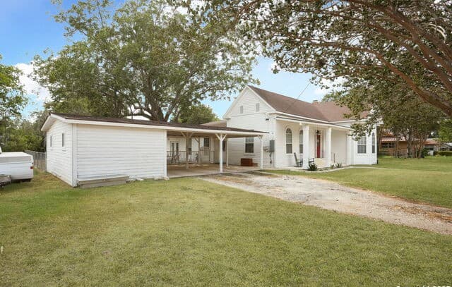 3-bedroom rental at 1503 S 2nd Street in Floresville, TX — photo 4