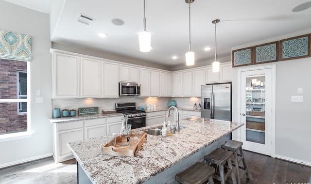 5-bedroom rental at 164 Richard Drive in Castroville, TX — photo 5