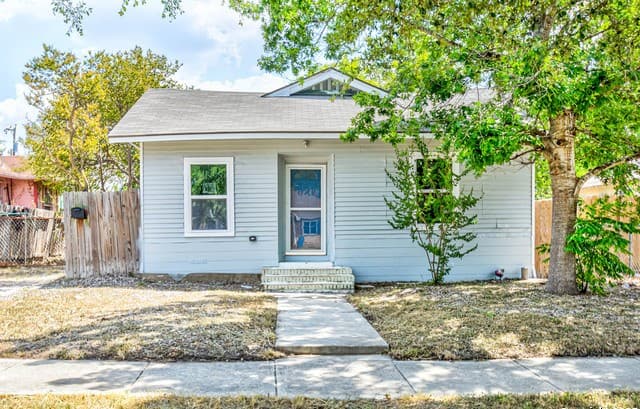 3-bedroom rental at 718 E Highland in San Antonio, TX — photo 1
