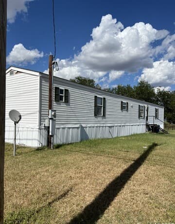 3-bedroom rental at 123 Chapman in Pleasanton, TX — photo 1