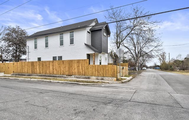 3-bedroom rental at 522 Torreon in San Antonio, TX — photo 4