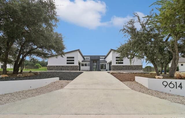 4-bedroom rental at 9614 Midsomer Pl in San Antonio, TX — photo 2