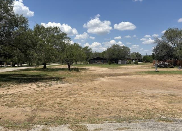 rental at 00 Curtis in Devine, TX — photo 4