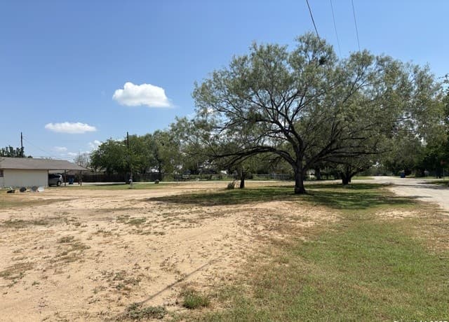 rental at 00 Curtis in Devine, TX — photo 5