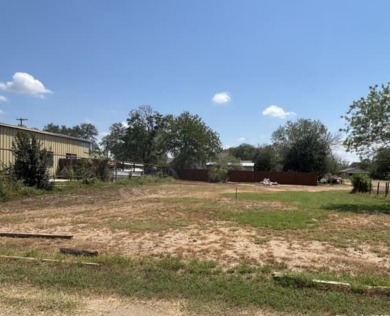 rental at 00 Renfro in Devine, TX — photo 1