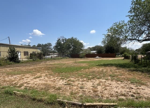 rental at 00 Renfro in Devine, TX — photo 2