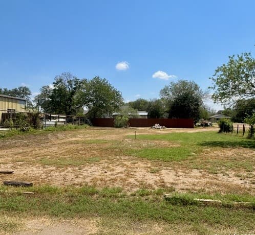 rental at 00 Renfro in Devine, TX — photo 3