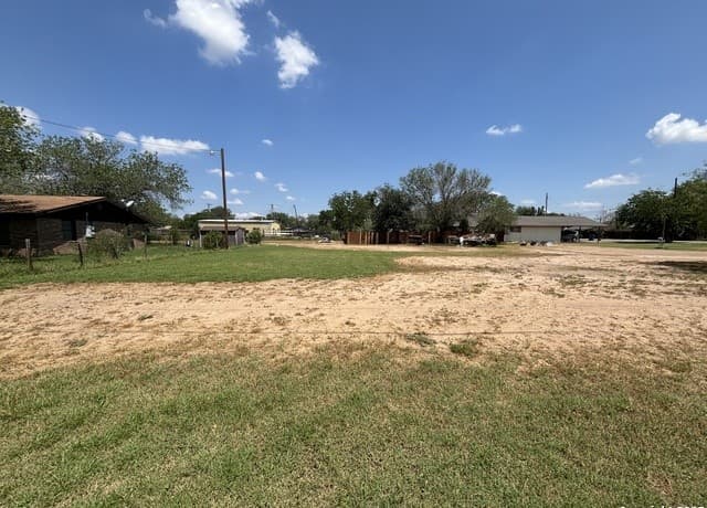 rental at 704 Curtis in Devine, TX — photo 1