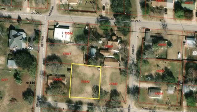 rental at 704 Curtis in Devine, TX — photo 2