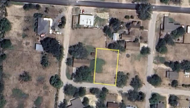 rental at 704 Curtis in Devine, TX — photo 3