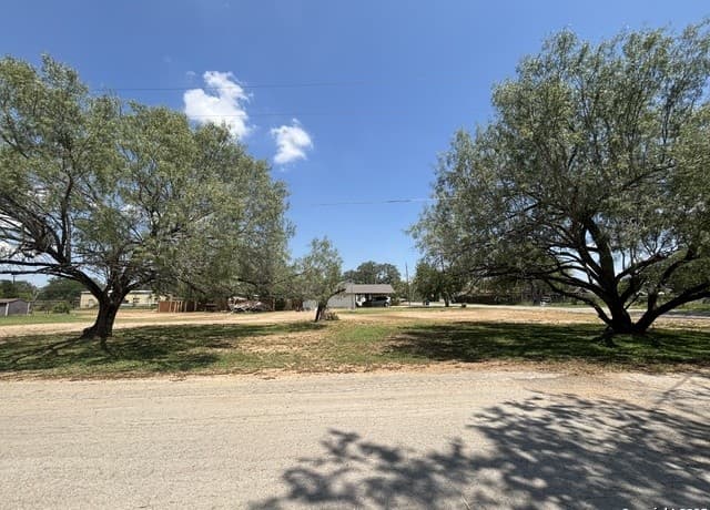rental at 704 Curtis in Devine, TX — photo 5