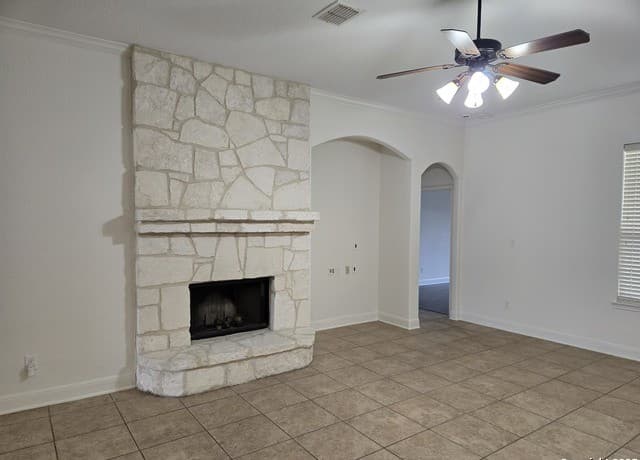 4-bedroom rental at 6718 Laura Heights in Schertz, TX — photo 5