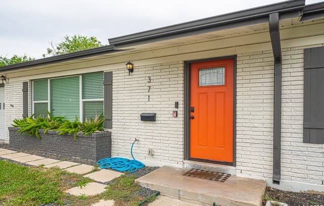 3-bedroom rental at 371 Sprucewood Ln in San Antonio, TX — photo 2