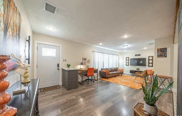 3-bedroom rental at 371 Sprucewood Ln in San Antonio, TX — photo 3