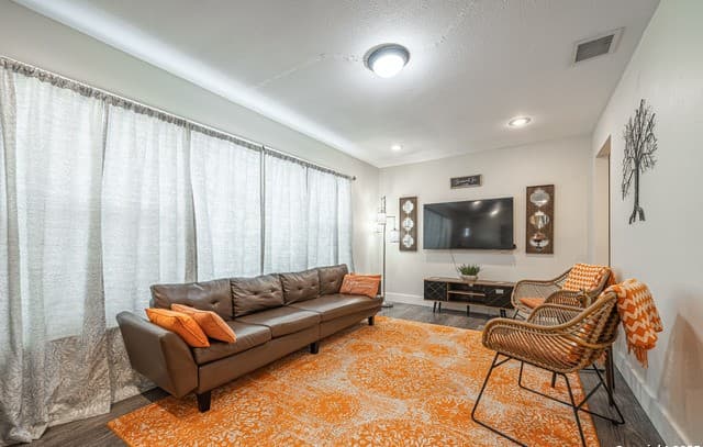 3-bedroom rental at 371 Sprucewood Ln in San Antonio, TX — photo 5