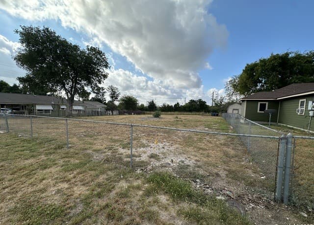 Home for sale at 306 G in San Antonio, TX — photo 4