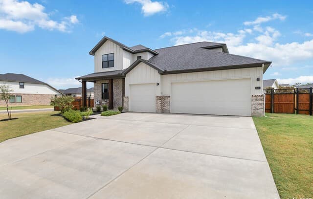 Home for sale at 145 W Magnolia in La Vernia, TX — photo 2