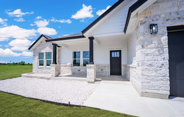 3-bedroom rental at 150 Ranchero Way in Natalia, TX — photo 2