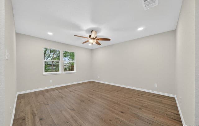 3-bedroom rental at 218 Park Ln in Universal City, TX — photo 3