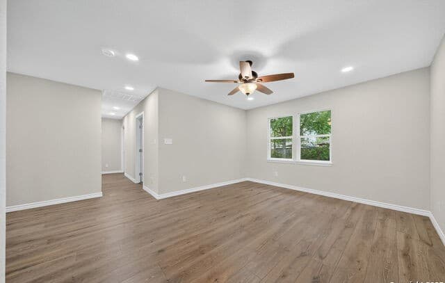 3-bedroom rental at 218 Park Ln in Universal City, TX — photo 4