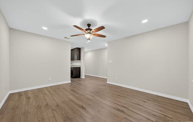 3-bedroom rental at 218 Park Ln in Universal City, TX — photo 5