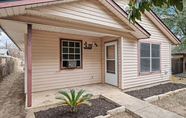 2-bedroom rental at 806 N Brazos St in San Antonio, TX — photo 2