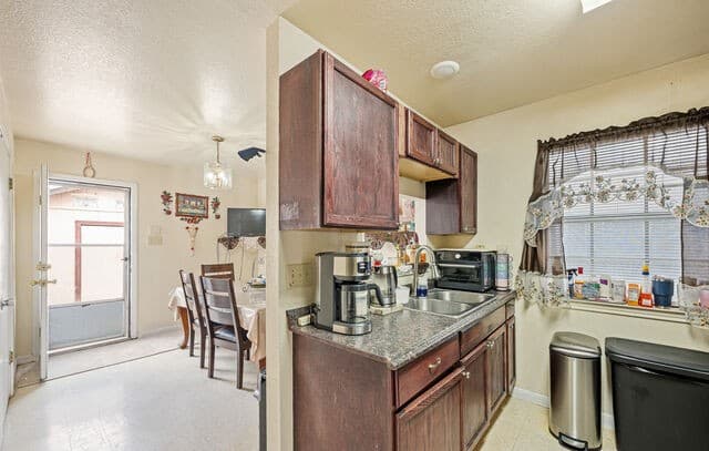 2-bedroom rental at 806 N Brazos St in San Antonio, TX — photo 4